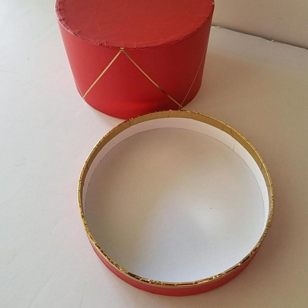 Circle Gift Box Red And Gold - Picture 3 of 8